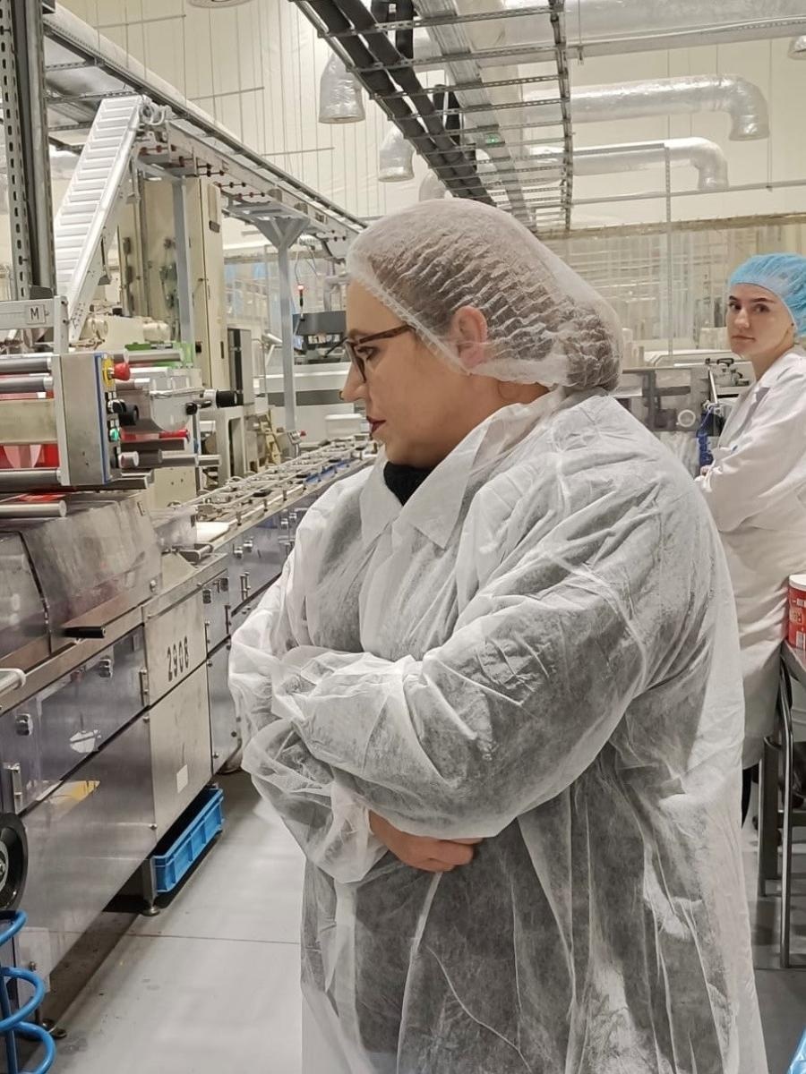 Zdjęcie w galerii na portalu naszwodzislaw.com: Studia poprzez praktykę. Studenci raciborskiej ANS poznają procesy produkcyjne wiadomości z regionu