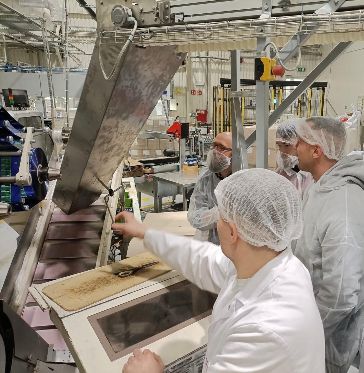 Zdjęcie w galerii na portalu naszwodzislaw.com: Studia poprzez praktykę. Studenci raciborskiej ANS poznają procesy produkcyjne wiadomości z regionu