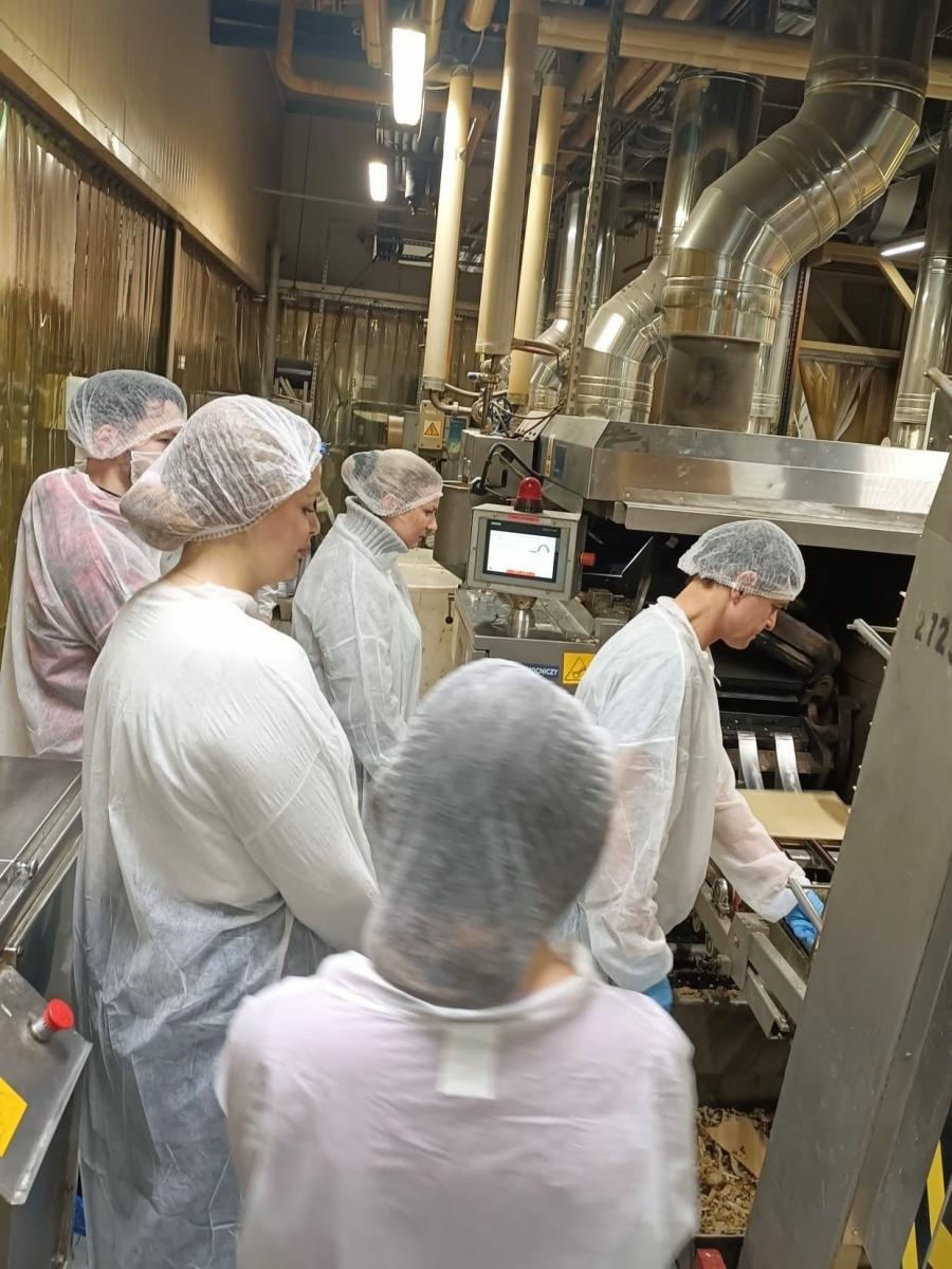 Zdjęcie w galerii na portalu naszwodzislaw.com: Studia poprzez praktykę. Studenci raciborskiej ANS poznają procesy produkcyjne wiadomości z regionu