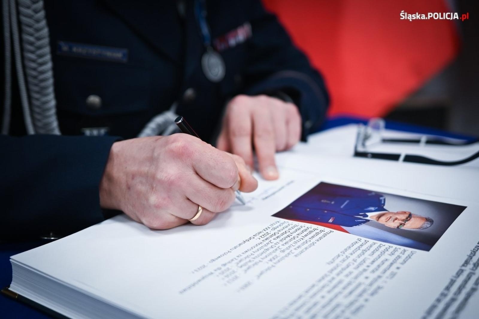 Zdjęcie w galerii na portalu naszwodzislaw.com: Uroczyste pożegnanie Pierwszego Zastępcy Komendanta Wojewódzkiego Policji w Katowicach   wiadomości z regionu