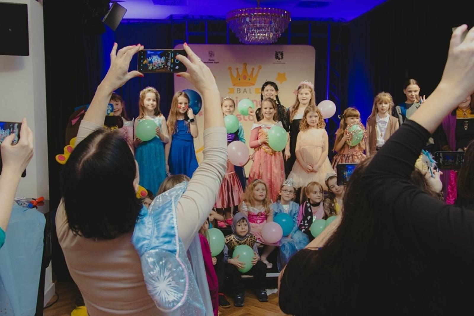 Zdjęcie w galerii na portalu naszwodzislaw.com: Tłumy bawiły się na balu księżnej Konstancji w Wodzisławiu Śląskim [FOTO] wiadomości z regionu