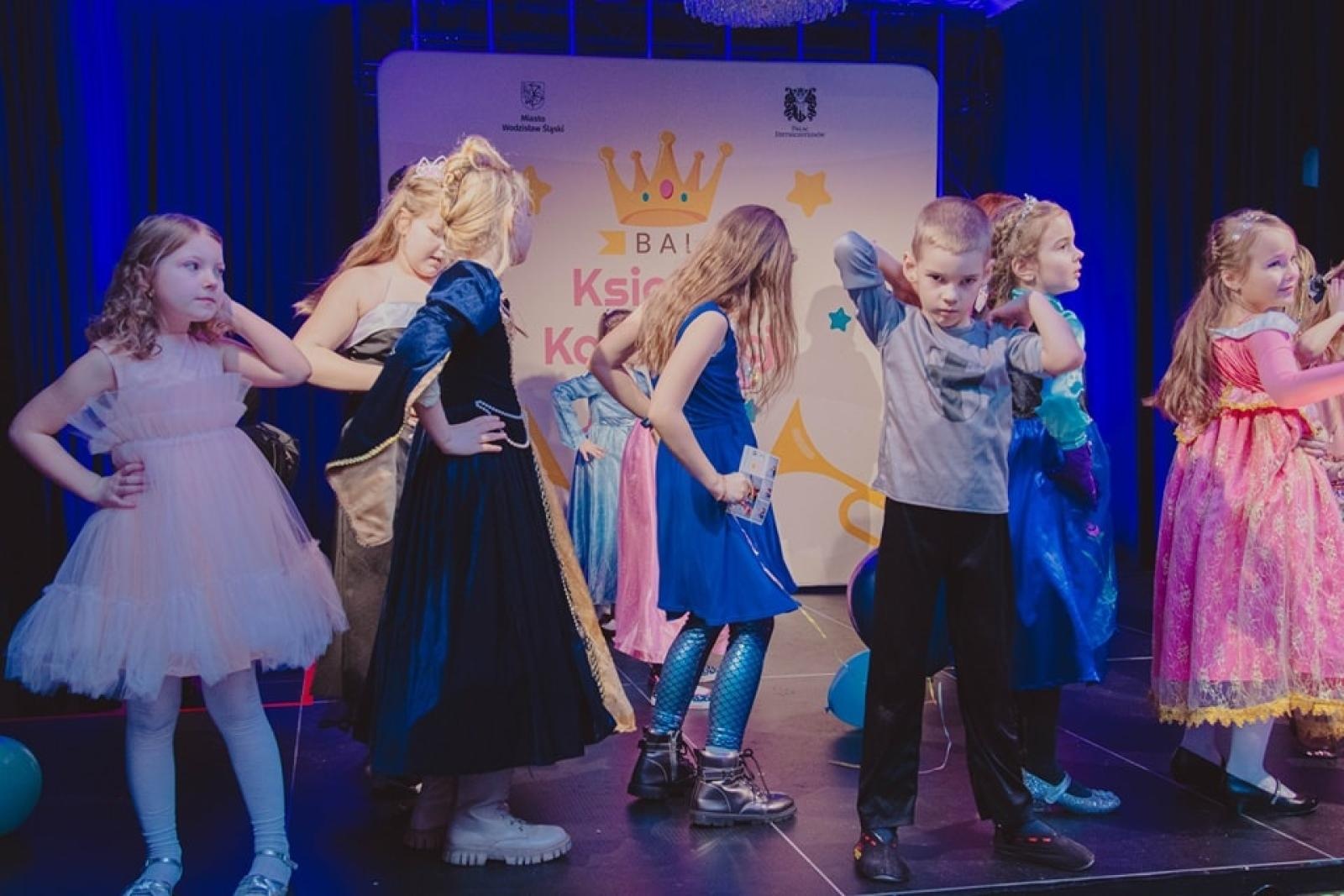 Zdjęcie w galerii na portalu naszwodzislaw.com: Tłumy bawiły się na balu księżnej Konstancji w Wodzisławiu Śląskim [FOTO] wiadomości z regionu