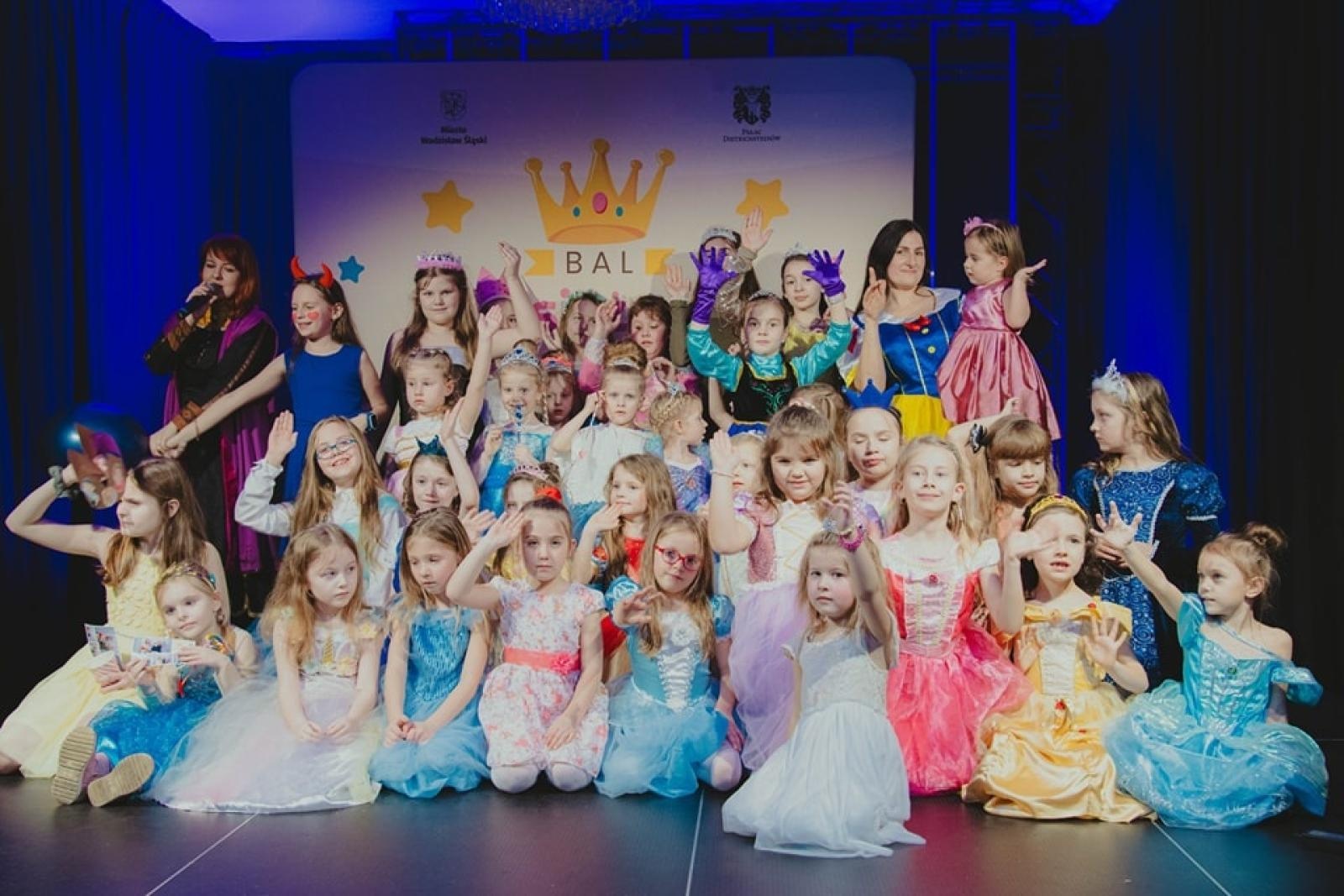 Zdjęcie w galerii na portalu naszwodzislaw.com: Tłumy bawiły się na balu księżnej Konstancji w Wodzisławiu Śląskim [FOTO] wiadomości z regionu