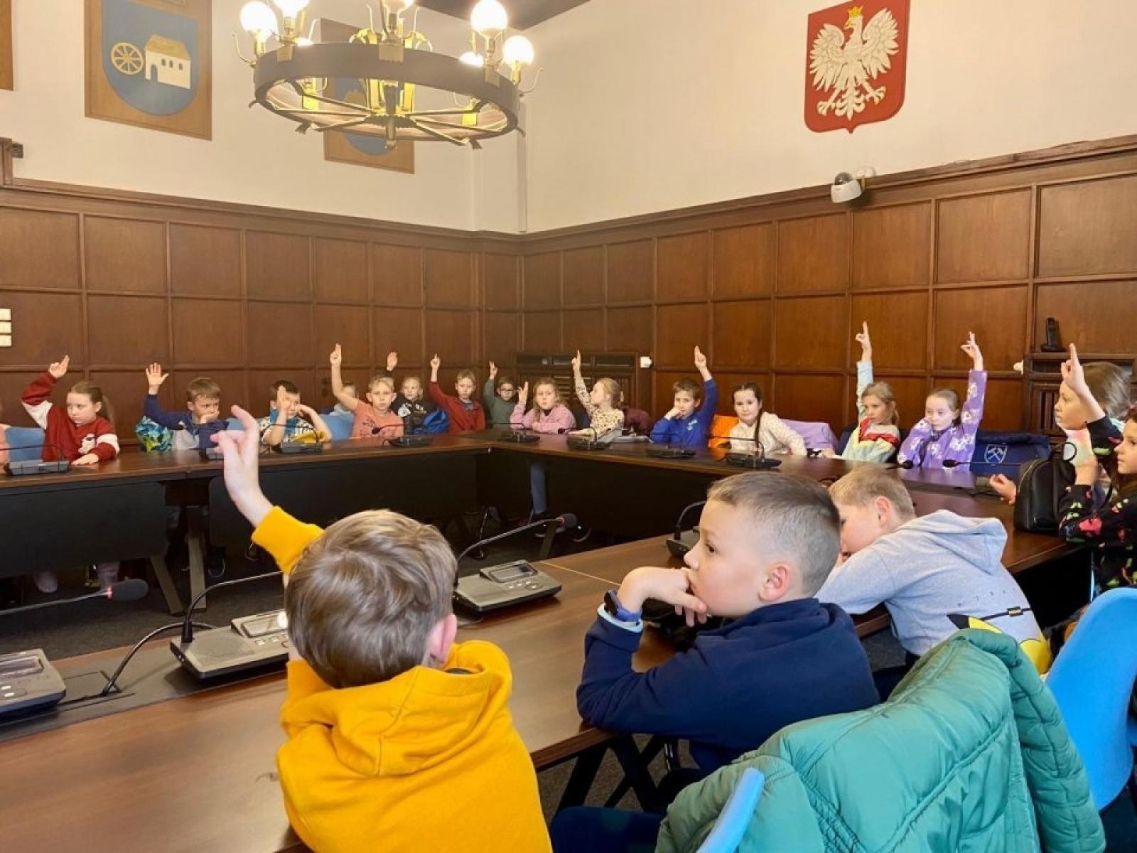 Zdjęcie w galerii na portalu naszwodzislaw.com: Dzieciaki opanowały urząd w Rydułtowach [FOTO] wiadomości z regionu