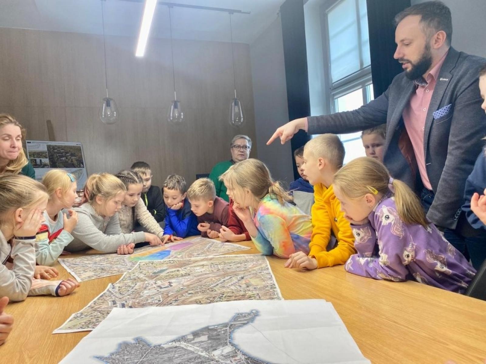 Zdjęcie w galerii na portalu naszwodzislaw.com: Dzieciaki opanowały urząd w Rydułtowach [FOTO] wiadomości z regionu