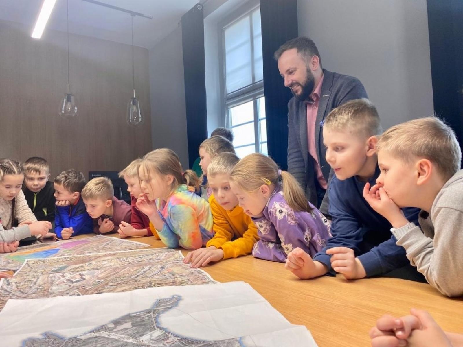 Zdjęcie w galerii na portalu naszwodzislaw.com: Dzieciaki opanowały urząd w Rydułtowach [FOTO] wiadomości z regionu