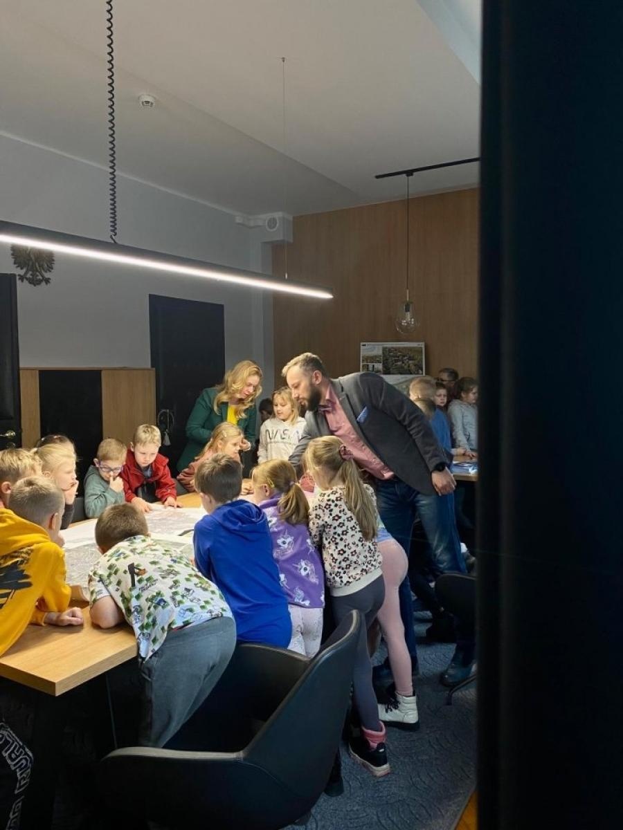 Zdjęcie w galerii na portalu naszwodzislaw.com: Dzieciaki opanowały urząd w Rydułtowach [FOTO] wiadomości z regionu