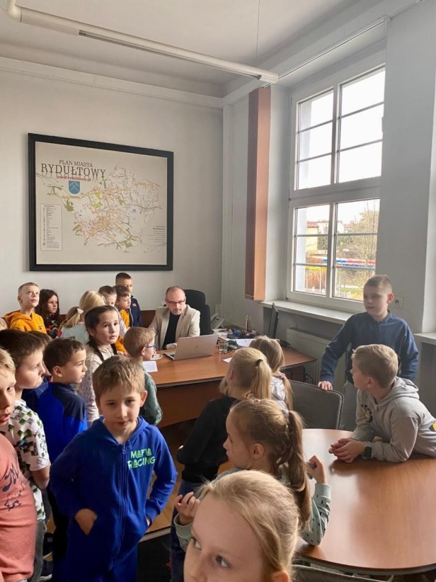 Zdjęcie w galerii na portalu naszwodzislaw.com: Dzieciaki opanowały urząd w Rydułtowach [FOTO] wiadomości z regionu