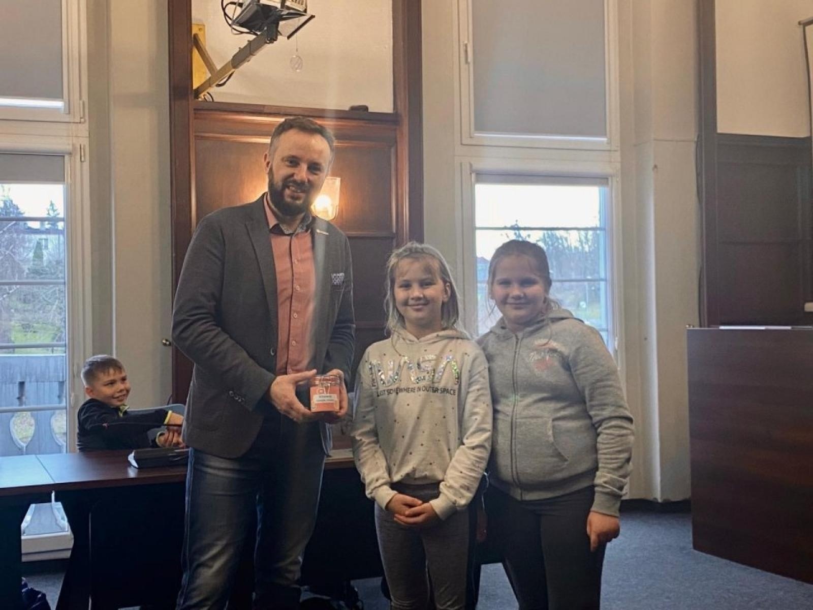 Zdjęcie w galerii na portalu naszwodzislaw.com: Dzieciaki opanowały urząd w Rydułtowach [FOTO] wiadomości z regionu