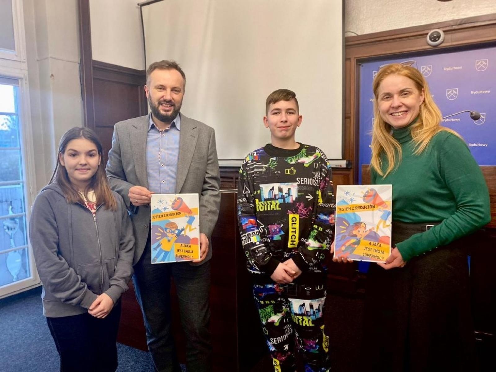 Zdjęcie w galerii na portalu naszwodzislaw.com: Dzieciaki opanowały urząd w Rydułtowach [FOTO] wiadomości z regionu