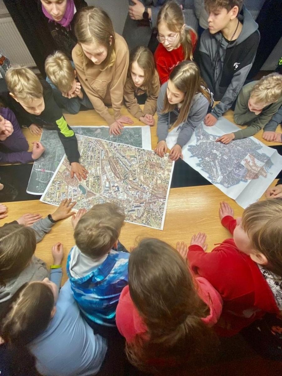 Zdjęcie w galerii na portalu naszwodzislaw.com: Dzieciaki opanowały urząd w Rydułtowach [FOTO] wiadomości z regionu