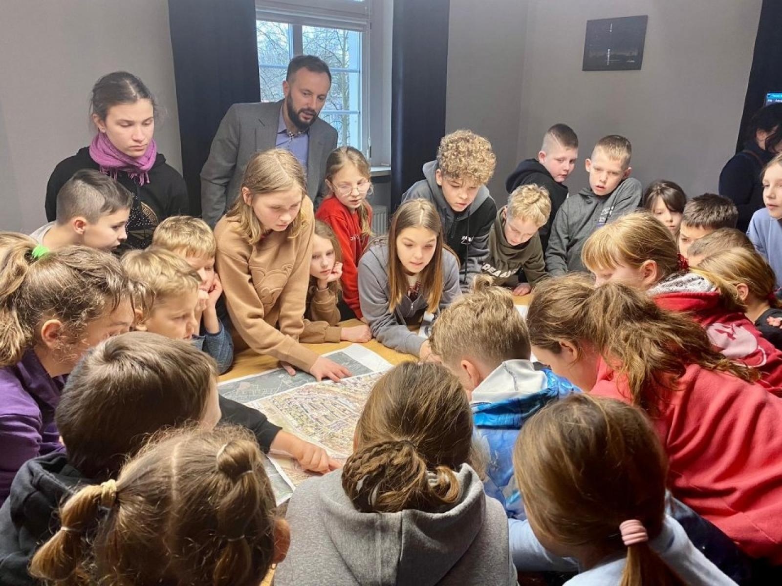 Zdjęcie w galerii na portalu naszwodzislaw.com: Dzieciaki opanowały urząd w Rydułtowach [FOTO] wiadomości z regionu