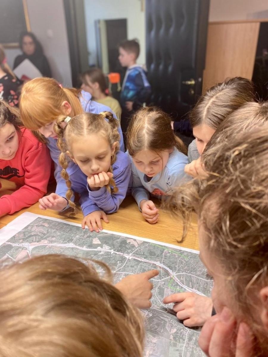 Zdjęcie w galerii na portalu naszwodzislaw.com: Dzieciaki opanowały urząd w Rydułtowach [FOTO] wiadomości z regionu