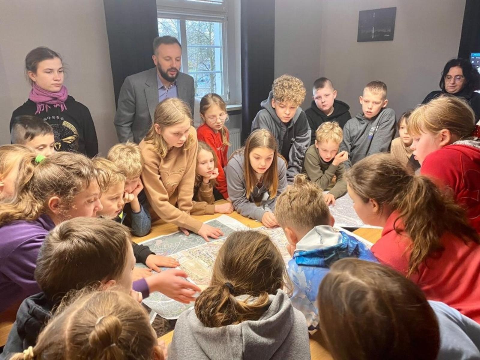 Zdjęcie w galerii na portalu naszwodzislaw.com: Dzieciaki opanowały urząd w Rydułtowach [FOTO] wiadomości z regionu