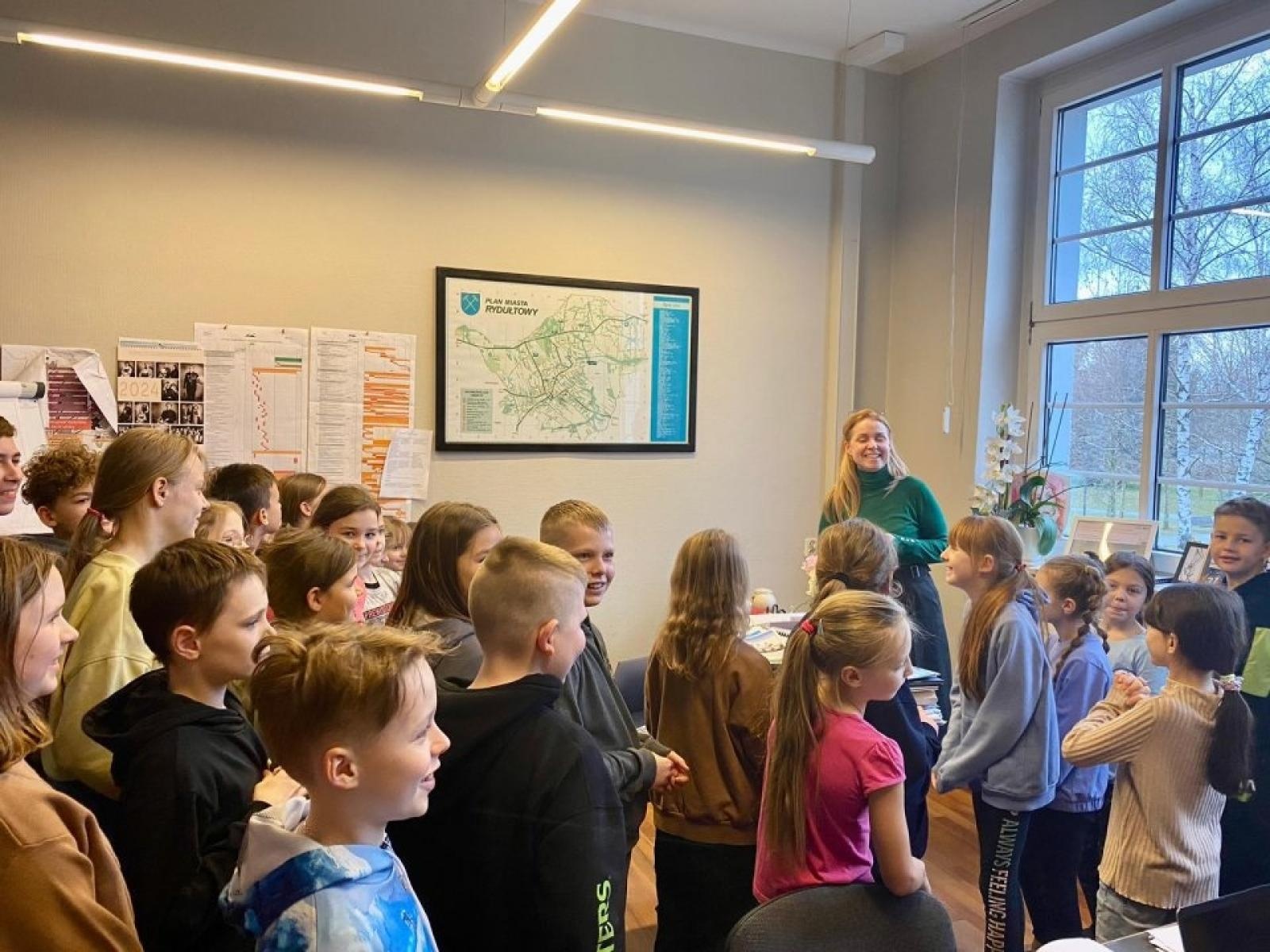 Zdjęcie w galerii na portalu naszwodzislaw.com: Dzieciaki opanowały urząd w Rydułtowach [FOTO] wiadomości z regionu