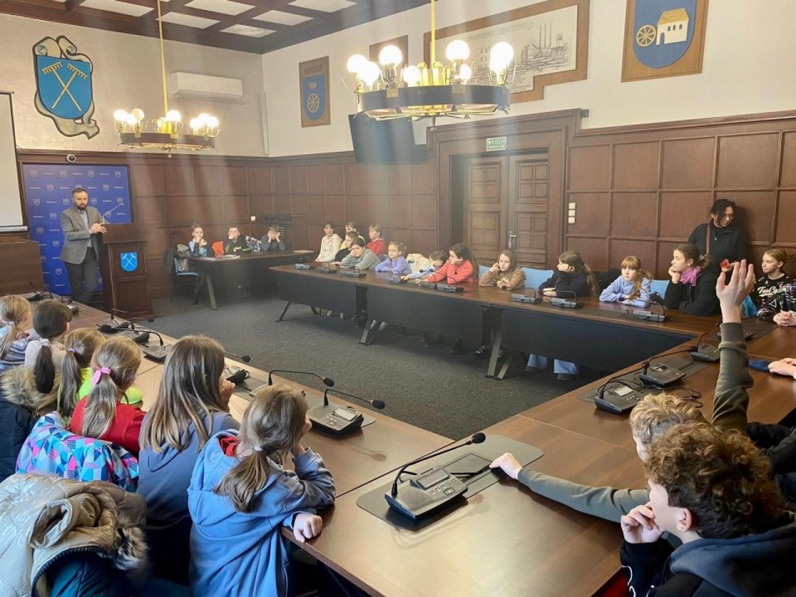 Zdjęcie w galerii na portalu naszwodzislaw.com: Dzieciaki opanowały urząd w Rydułtowach [FOTO] wiadomości z regionu