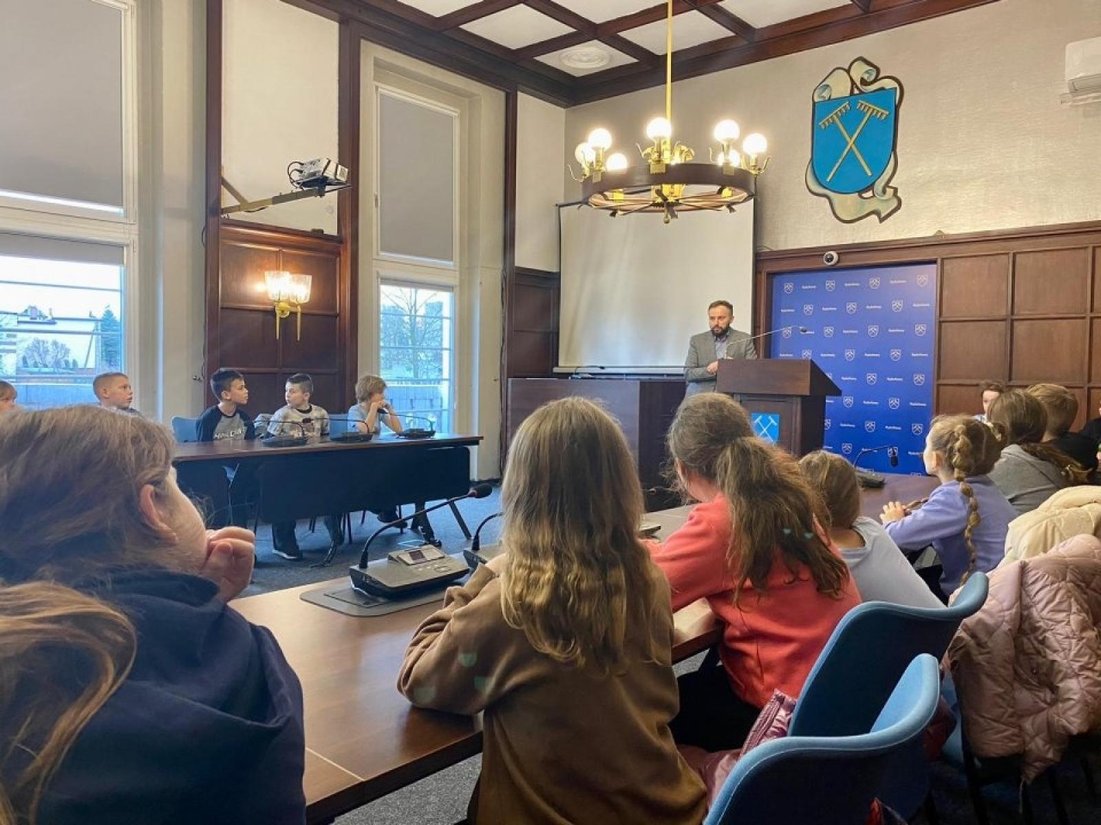 Zdjęcie w galerii na portalu naszwodzislaw.com: Dzieciaki opanowały urząd w Rydułtowach [FOTO] wiadomości z regionu