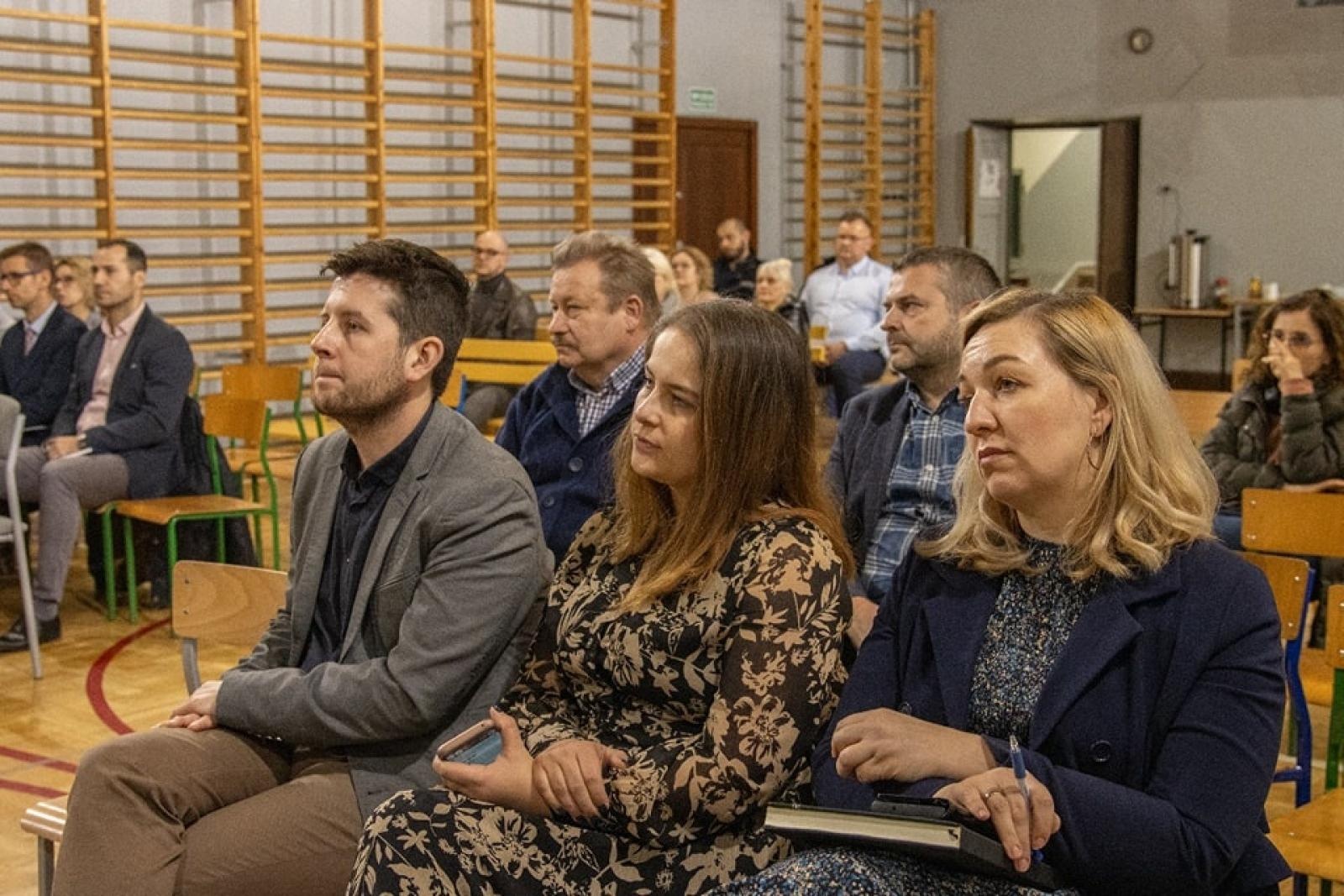 Zdjęcie w galerii na portalu naszwodzislaw.com: Prezydent Kieca rozpoczął tournée po mieście. O co pytali mieszkańcy dzielnicy Jedłownik Szyb? wiadomości z regionu