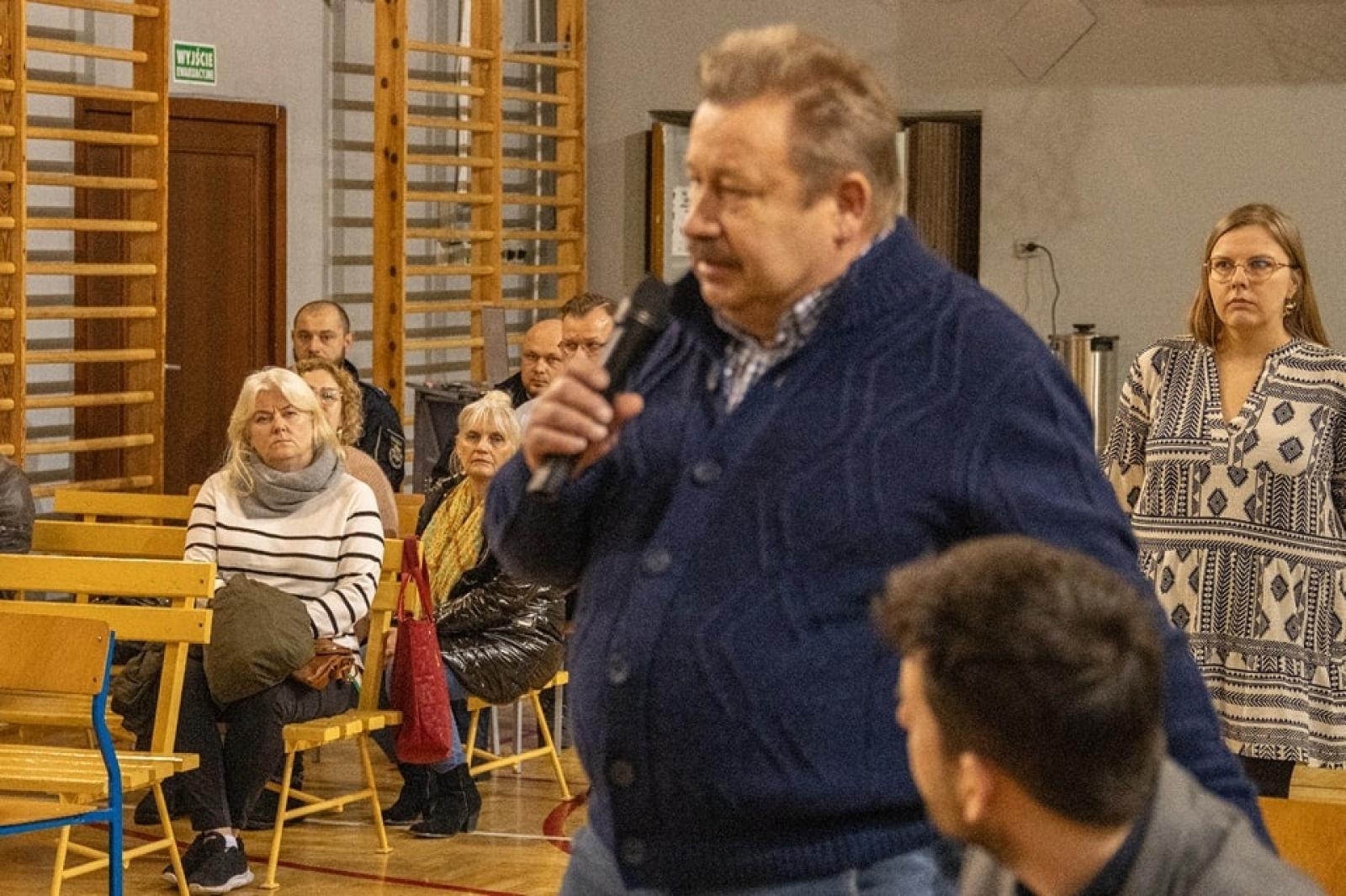 Zdjęcie w galerii na portalu naszwodzislaw.com: Prezydent Kieca rozpoczął tournée po mieście. O co pytali mieszkańcy dzielnicy Jedłownik Szyb? wiadomości z regionu