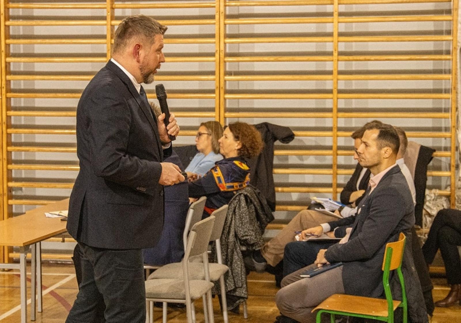 Zdjęcie w galerii na portalu naszwodzislaw.com: Prezydent Kieca rozpoczął tournée po mieście. O co pytali mieszkańcy dzielnicy Jedłownik Szyb? wiadomości z regionu