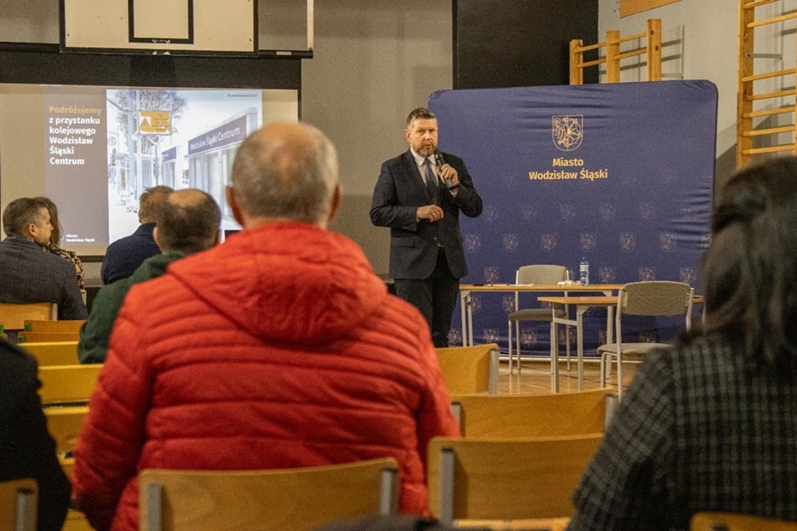 Zdjęcie w galerii na portalu naszwodzislaw.com: Prezydent Kieca rozpoczął tournée po mieście. O co pytali mieszkańcy dzielnicy Jedłownik Szyb? wiadomości z regionu