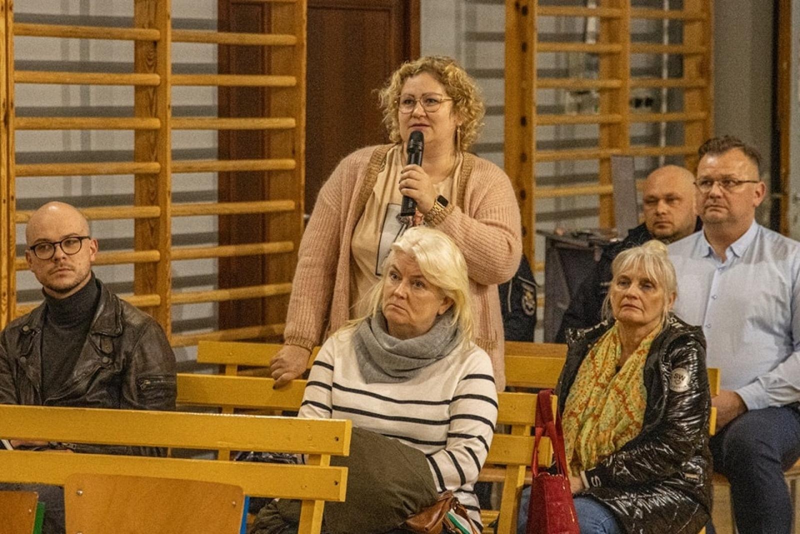 Zdjęcie w galerii na portalu naszwodzislaw.com: Prezydent Kieca rozpoczął tournée po mieście. O co pytali mieszkańcy dzielnicy Jedłownik Szyb? wiadomości z regionu