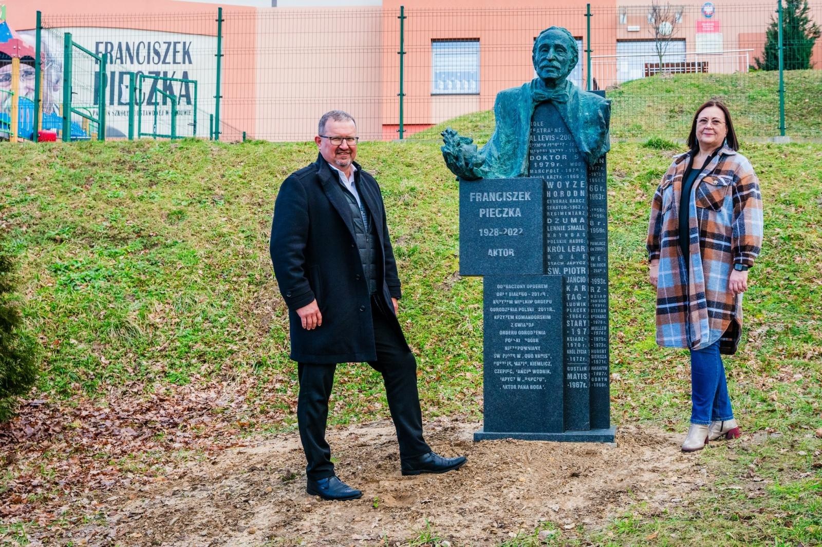 Zdjęcie w galerii na portalu naszwodzislaw.com: Rzeźba wielkiego aktora stanęła przy szkole w Godowie wiadomości z regionu