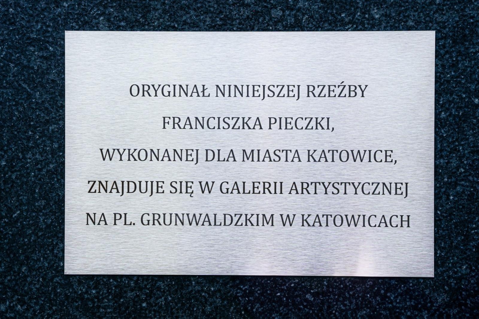 Zdjęcie w galerii na portalu naszwodzislaw.com: Rzeźba wielkiego aktora stanęła przy szkole w Godowie wiadomości z regionu
