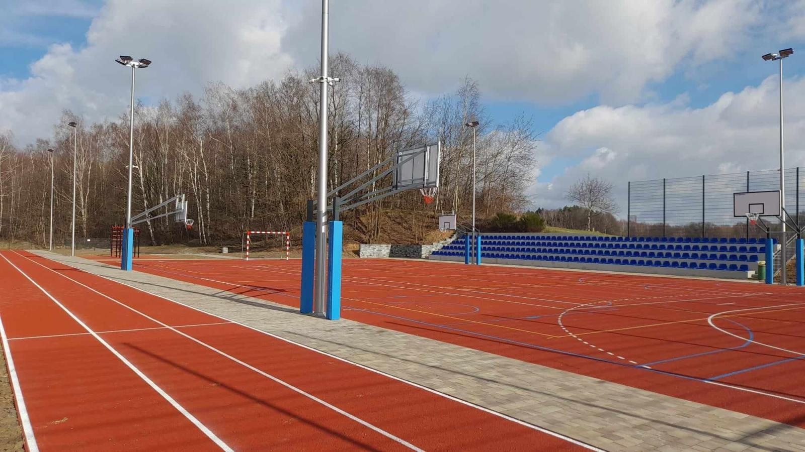 Zdjęcie w galerii na portalu naszwodzislaw.com: Mszana. Zmieniło sie otoczenie szkoły w Gogołowej wiadomości z regionu