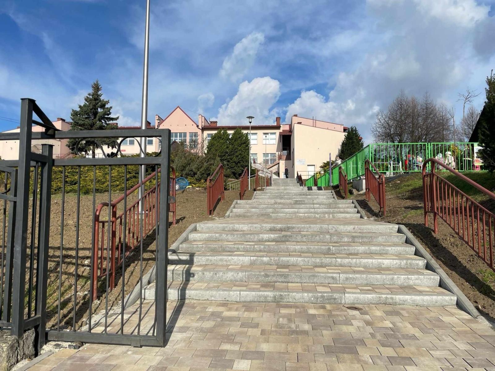 Zdjęcie w galerii na portalu naszwodzislaw.com: Mszana. Zmieniło sie otoczenie szkoły w Gogołowej wiadomości z regionu