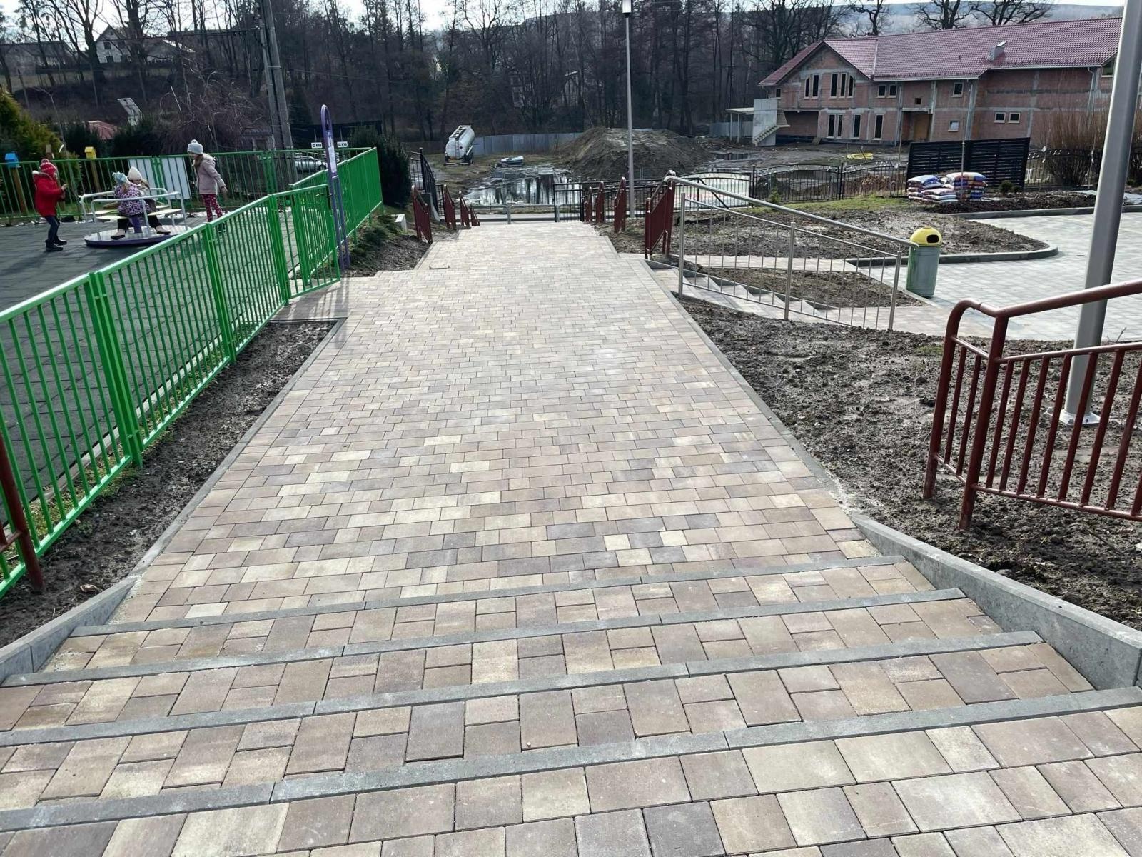 Zdjęcie w galerii na portalu naszwodzislaw.com: Mszana. Zmieniło sie otoczenie szkoły w Gogołowej wiadomości z regionu