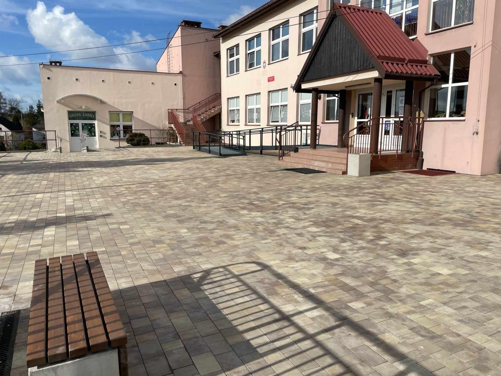 Zdjęcie w galerii na portalu naszwodzislaw.com: Mszana. Zmieniło sie otoczenie szkoły w Gogołowej wiadomości z regionu