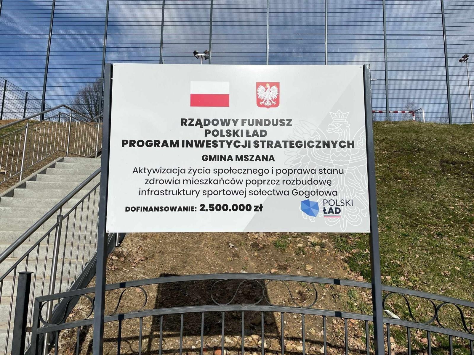 Zdjęcie w galerii na portalu naszwodzislaw.com: Mszana. Zmieniło sie otoczenie szkoły w Gogołowej wiadomości z regionu