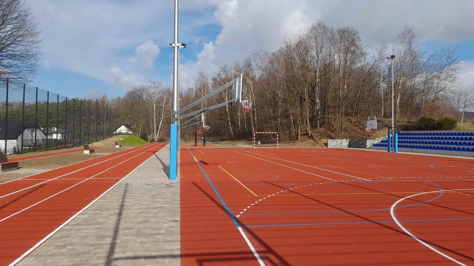 Zdjęcie w galerii na portalu naszwodzislaw.com: Mszana. Zmieniło sie otoczenie szkoły w Gogołowej wiadomości z regionu