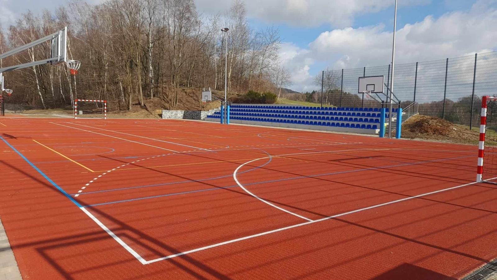 Zdjęcie w galerii na portalu naszwodzislaw.com: Mszana. Zmieniło sie otoczenie szkoły w Gogołowej wiadomości z regionu