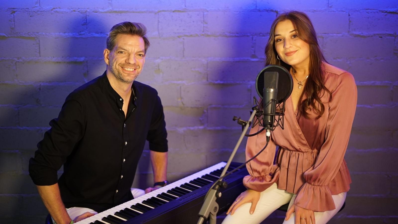 Zdjęcie w galerii na portalu naszwodzislaw.com: Bartnicky, Joanna Skowyra i Gentlemen`s Club razem dla Filipka z Olzy wiadomości z regionu