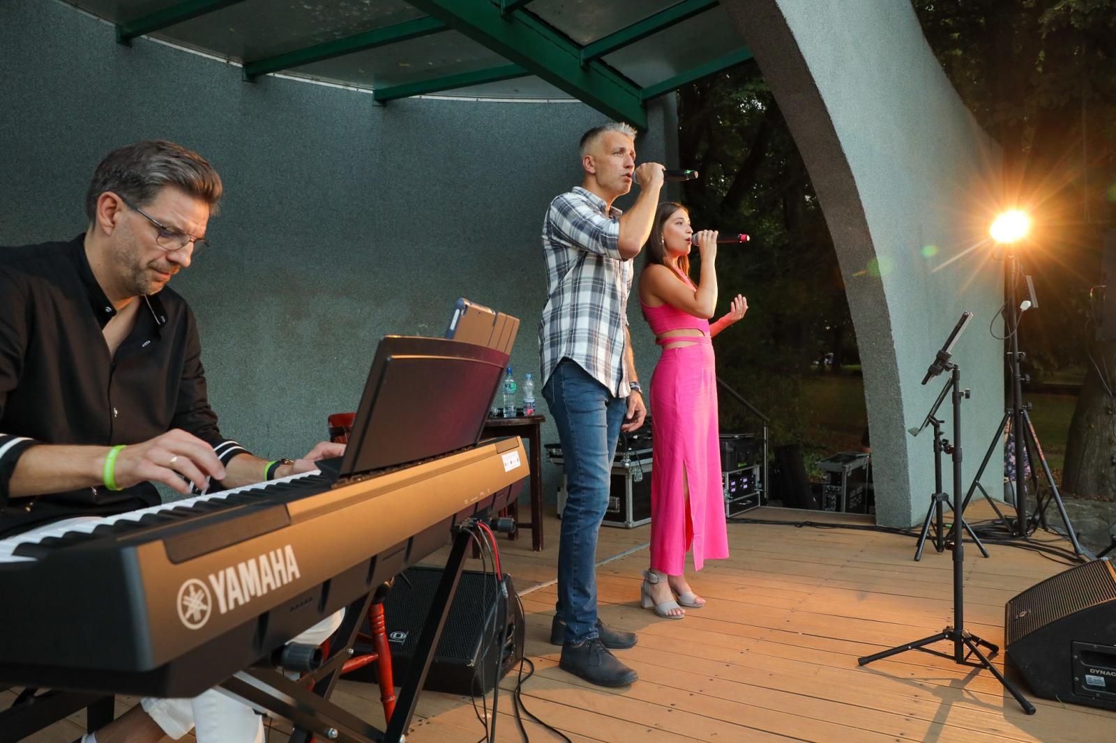 Zdjęcie w galerii na portalu naszwodzislaw.com: Bartnicky, Joanna Skowyra i Gentlemen`s Club razem dla Filipka z Olzy wiadomości z regionu