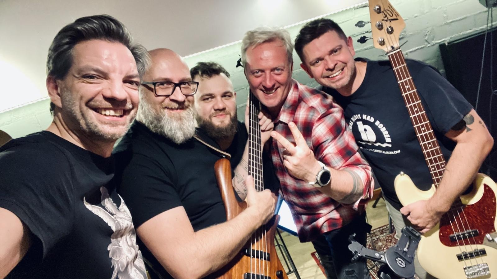 Zdjęcie w galerii na portalu naszwodzislaw.com: Bartnicky, Joanna Skowyra i Gentlemen`s Club razem dla Filipka z Olzy wiadomości z regionu