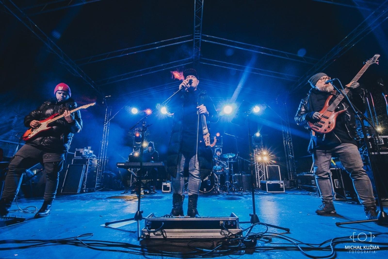 Zdjęcie w galerii na portalu naszwodzislaw.com: Bartnicky, Joanna Skowyra i Gentlemen`s Club razem dla Filipka z Olzy wiadomości z regionu