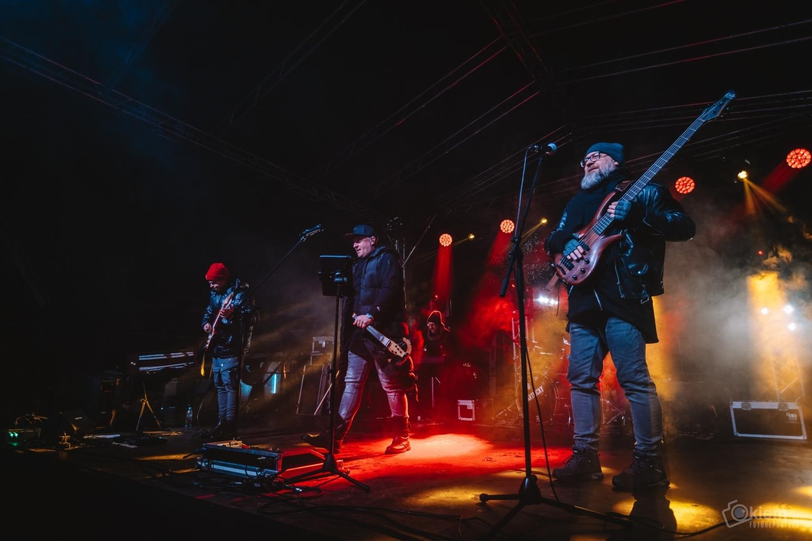 Zdjęcie w galerii na portalu naszwodzislaw.com: Bartnicky, Joanna Skowyra i Gentlemen`s Club razem dla Filipka z Olzy wiadomości z regionu