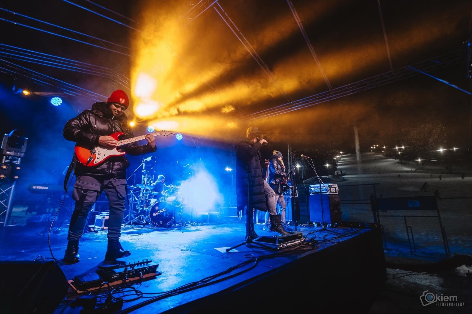 Zdjęcie w galerii na portalu naszwodzislaw.com: Bartnicky, Joanna Skowyra i Gentlemen`s Club razem dla Filipka z Olzy wiadomości z regionu