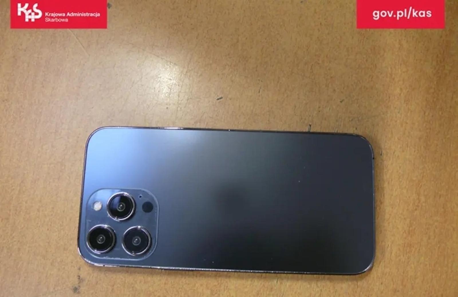 Zdjęcie w galerii na portalu naszwodzislaw.com: Atrapy telefonów komórkowych w przesyłce z Chin. Odbiorcy paczki grożą konsekwencje prawne wiadomości z regionu