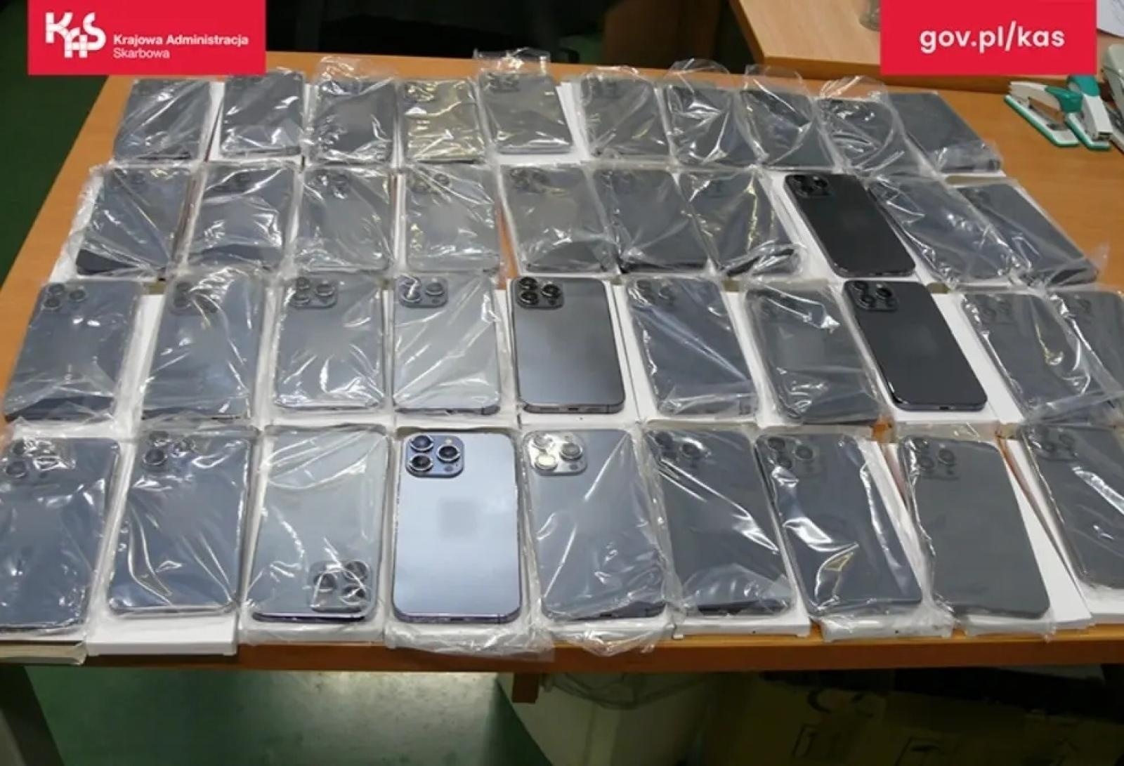 Zdjęcie w galerii na portalu naszwodzislaw.com: Atrapy telefonów komórkowych w przesyłce z Chin. Odbiorcy paczki grożą konsekwencje prawne wiadomości z regionu