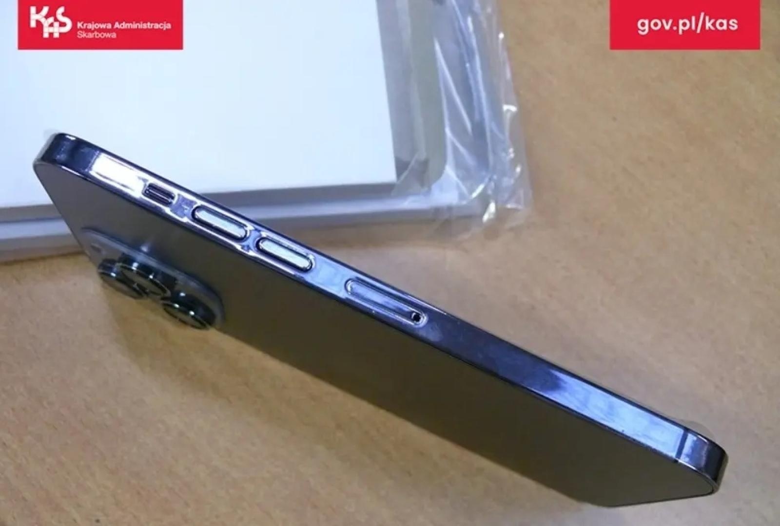 Zdjęcie w galerii na portalu naszwodzislaw.com: Atrapy telefonów komórkowych w przesyłce z Chin. Odbiorcy paczki grożą konsekwencje prawne wiadomości z regionu