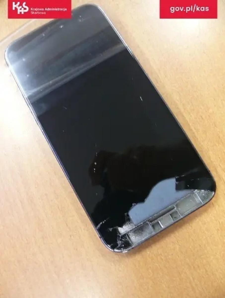 Zdjęcie w galerii na portalu naszwodzislaw.com: Atrapy telefonów komórkowych w przesyłce z Chin. Odbiorcy paczki grożą konsekwencje prawne wiadomości z regionu