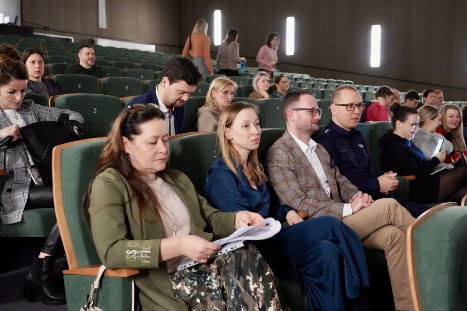 Zdjęcie w galerii na portalu naszwodzislaw.com: O ochronie małoletnich. Konferencja ChrońMY dzieci w Rydułtowach wiadomości z regionu