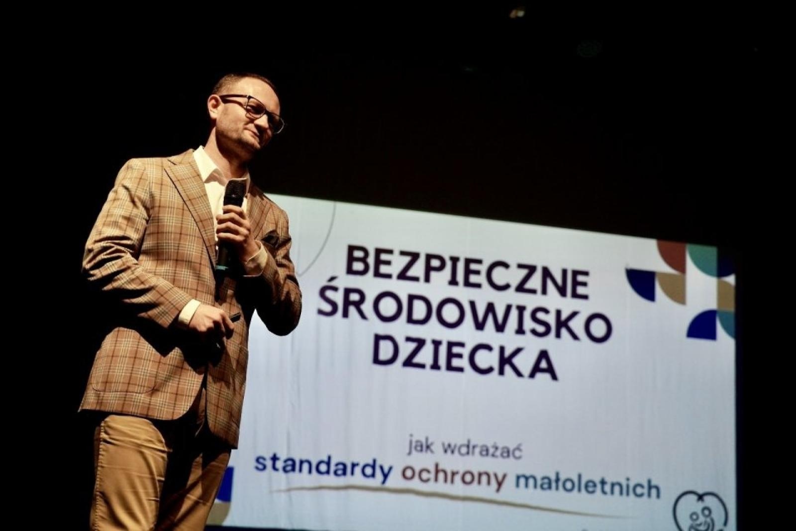 Zdjęcie w galerii na portalu naszwodzislaw.com: O ochronie małoletnich. Konferencja ChrońMY dzieci w Rydułtowach wiadomości z regionu