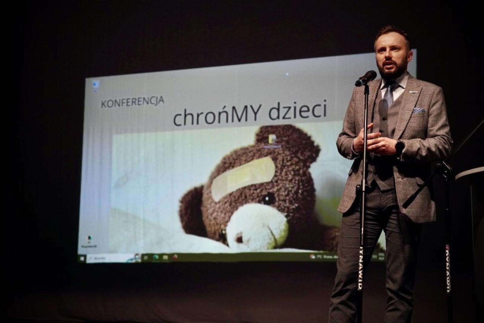 Zdjęcie w galerii na portalu naszwodzislaw.com: O ochronie małoletnich. Konferencja ChrońMY dzieci w Rydułtowach wiadomości z regionu