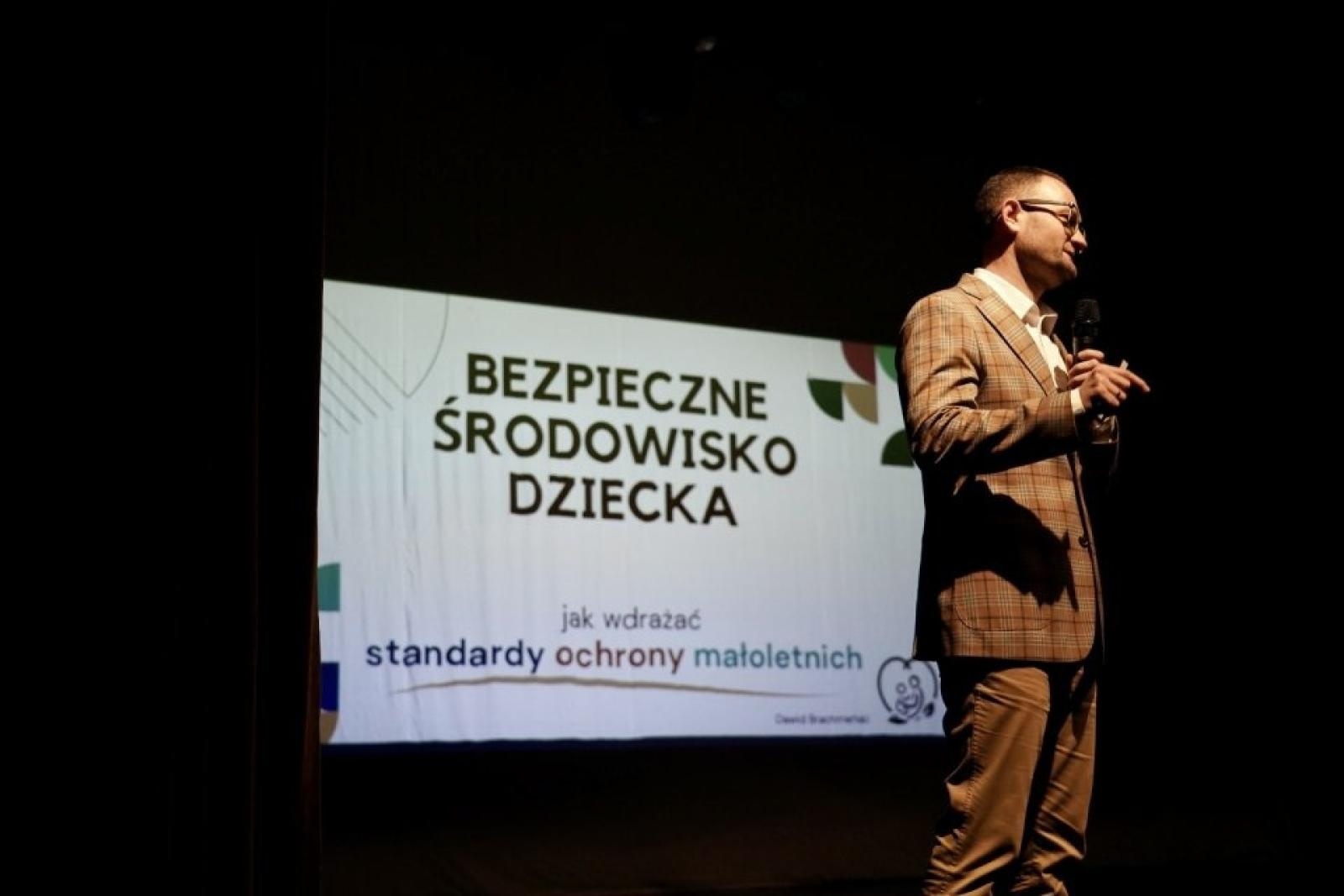 Zdjęcie w galerii na portalu naszwodzislaw.com: O ochronie małoletnich. Konferencja ChrońMY dzieci w Rydułtowach wiadomości z regionu