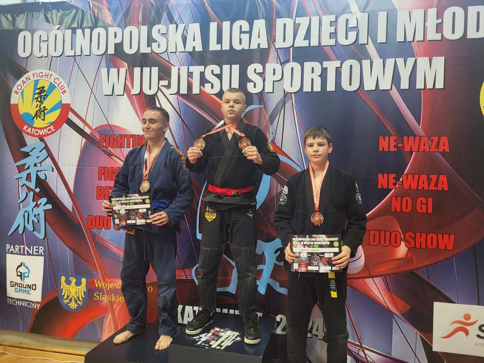 Zdjęcie w galerii na portalu naszwodzislaw.com: Zawodnicy KS Stein Academy z Rydułtów z workiem medali wiadomości z regionu